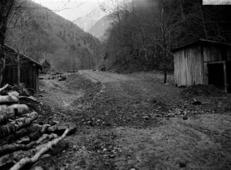 1 vue Vue du départ de la route partie aval. - 1936. - Photographie
