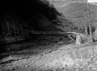 1 vue Vue de la passerelle Comet et bétonnage des gabions. - 1936. - Photographie