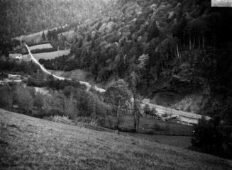 1 vue Vue générale prise des pentes rive droite de la Pique. - 1937. - Photographie