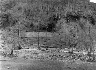 1 vue Gabions affaissés, mur et route coupés par la crue. - 1937. - Photographie