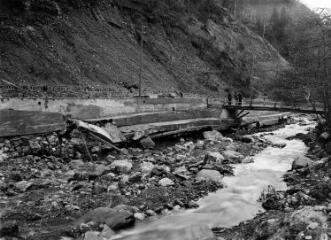 1 vue Gabions bétonnés, affouillés par la crue des 25-27 octobre 1937. - 1937. - Photographie