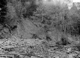 3 vues Eboulement rive gauche de la Pique : crue des 25-27 octobre 1937. - 1937. - Photographie