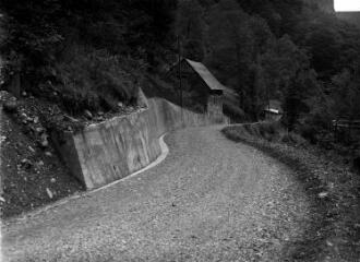 1 vue Mur de soutènement en aval du pont de Jouéou. - 1941. - Photographie