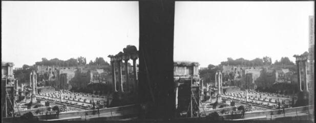 1 vue Voyage en Italie (portraits devant des monuments ou bâtiments, sur un toit avec clochers en arrière-plan, site archéologique, Venise, place, vues générales de villages).