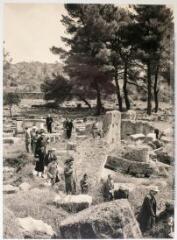 1 vue Voyage d'André Brusson : visite de sites archéologiques.