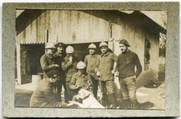 1 vue Soldats avec un chien.