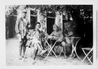 1 vue Cinq soldats autour d'une table.