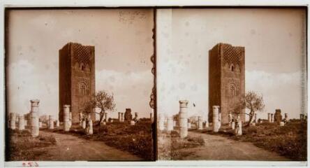 1 vue Vue d'une jeune femme dans un champ de ruines