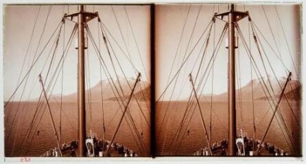 1 vue Vue de la mer à travers le gréement de l'avant d'un paquebot