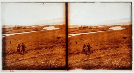 1 vue Vue de la plaine traversée par un fleuve avec deux personnages au premier plan