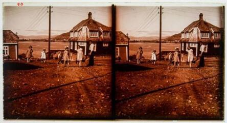 1 vue Paysage de bord de mer avec un homme et quatre enfants
