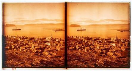 1 vue Vue d'un village avec la mer et un paquebot au loin