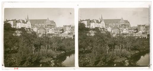 1 vue Vue d'un ensemble d'habitations avec une église surplombant une rivière