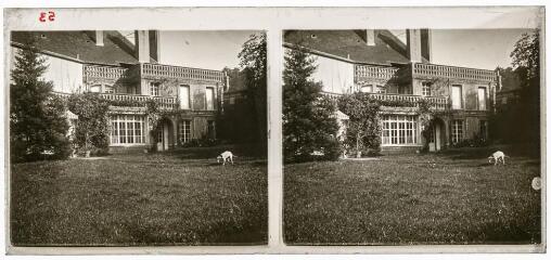 1 vue Vue d'une maison privée avec un chien dans le parc