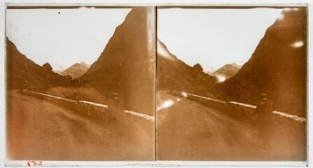 1 vue Vue d'une route de montagne avec un homme au bord de la route