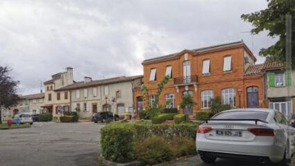 1 vue La place et la mairie / Delphine Gardonio photographe. - 14 juillet 2021. - Photographie numérique