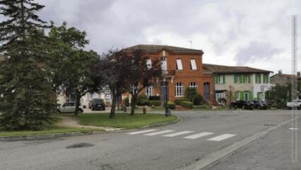 1 vue Mairie et école / Delphine Gardonio photographe. - 14 juillet 2021. - Photographie numérique