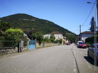 1 vue Vieux pont sur le torrent dans l'intérieur du village / Isabelle Boisseaud photographe. - 27 août 2021. - Photographie numérique