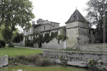 1 vue Petite place de l'église / Jean-Pierre Rivals photographe. - 1er octobre 2021. - Photographie numérique