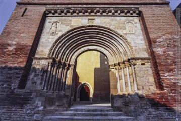 5 vues Belpech (patrimoine) : l'église, portail roman et rosace gothique.