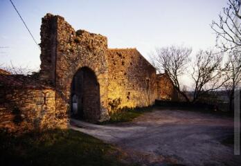 6 vues Montferrand : basilique paléo-chrétienne (sarcophages), castrum (porte fortifiée), phare aéronautique de l'Aéropostale.