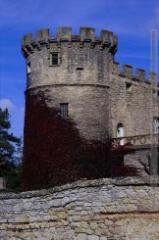 5 vues Montmaur : le château dans le village, le château du Valès.