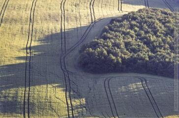 6 vues Salles-sur-L'Hers : vue générale du village, paysage de cultures aux alentours, les Pyrénées (coucher de soleil).