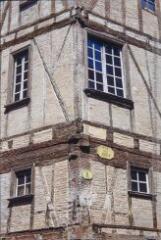 2 vues Rue des Arts : maison à colombage.