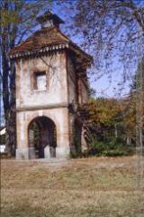 2 vues Avenue de Lespinet : pigeonnier (parc du collège-lycée Montalembert Les Maristes).