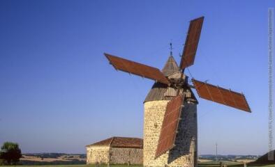 3 vues Commune non précisée : moulin en bon état avec des ailes Berton (à côté, un bâtiment).