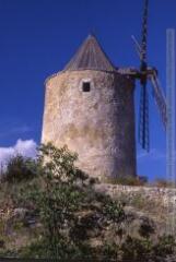 3 vues Commune non précisée : moulin provençal.