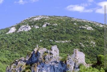 4 vues Auriac : ruines du château-fort sur son rocher.