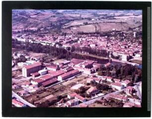 2 vues Vue aérienne en couleur de l'usine Brusson Jeune, le Tarn et Villemur / Yan - Toulouse (photographe), J. Dieuzaide - Toulouse.