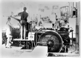 1 vue Machines non identifiées et des ouvriers au travail.