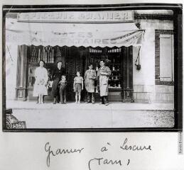 1 vue « Granier à Lescure (Tarn) ». Tente.