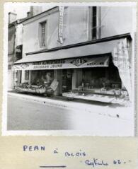 1 vue « Pean à Blois, septembre 1962 ». Lambrequin.