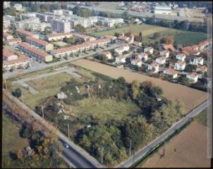 1 vue Toulouse : quartier Casselardit : vue sur les arènes romaines avec la cité Ancely en arrière-plan. - septembre 1975. - Photographie