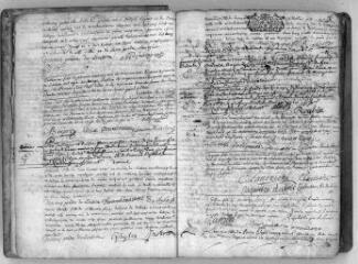 201 vues Toulouse. Paroisse de la Dalbade, baptêmes, mariages, décès : 11 janvier 1720 - 23 juin 1724. Fragments de table au milieu du registre. (collection communale)