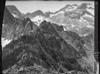 1 vue De la montée au Sacroux vers le pic de Boum, à droite glacier des Graues. - août 1936.
