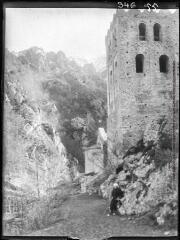 1 vue Au monastère de Saint-Martin-du-Canigou / cliché Henri Gaussen. - 3 janvier 1924.