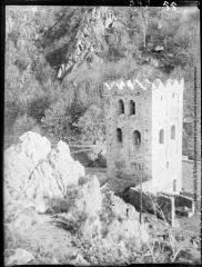 1 vue La tour de Saint-Martin-du-Canigou / cliché Henri Gaussen. - 3 janvier 1924.