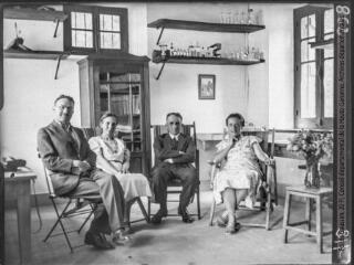 1 vue Jouéou : laboratoire forestier, Henri Gaussen, Fernande Flous, au centre M. et Mme Salvador. - août 1936.