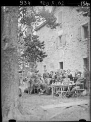 2 vues Canigou : le groupe au refuge des Cortalets. - 20 août 1938.