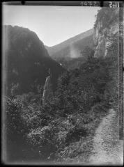 1 vue Dans les gorges du Lourdios, le chemin vers Lourdios-Ichère (avec le mail Agul à gauche). - 19 juin 1943.