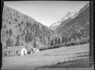 1 vue Laboratoire de Jouéou dans son site. - mars-avril 1936.