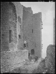 1 vue Cucugnan, Quéribus : cour du château. - entre le 29 mars et le 1er avril 1942.