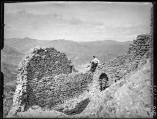 1 vue Cucugnan, Quéribus : pan de muraille. - entre le 29 mars et le 1er avril 1942.