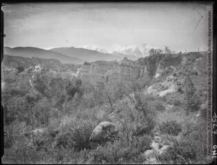 1 vue Ille-sur-Têt : les Orgues, au fond le Canigou. - entre le 29 mars et le 1er avril 1942.
