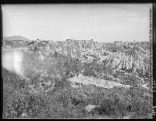 1 vue Ille-sur-Têt : les Orgues d'Ille. - entre le 29 mars et le 1er avril 1942.