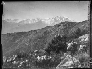 1 vue Massif du Canigou depuis la crête à l'est de la chapelle Sainte-Anne : vue prise vers l'est-sud est, vers le col de Montporteil. - 5-9 février 1924.